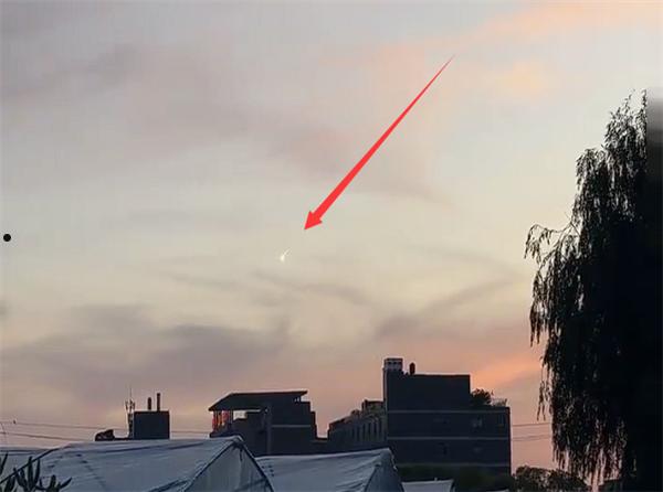 多位网友拍到杭州上空掉落陨石 专家：系火流星划过上空