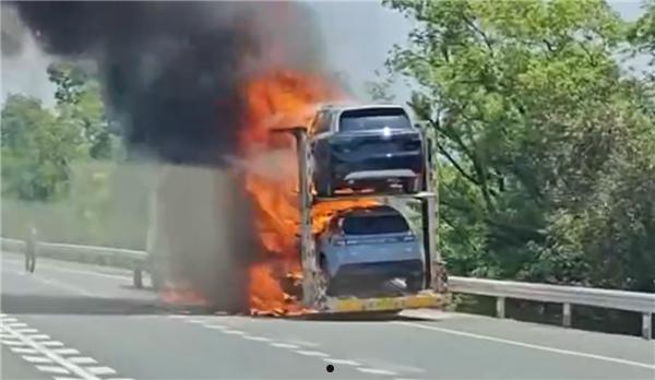 一车问界新车高速路上起火 物流公司回应：运输卡车刹车抱死引起