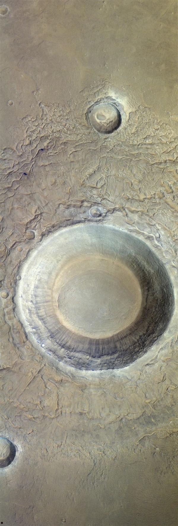 火星上惊现完美正圆形的巨型大坑！光滑得不正常