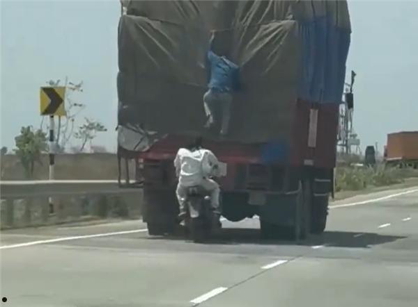 印度版《速度与激情》上演：三人骑摩托从行驶中卡车上偷货物