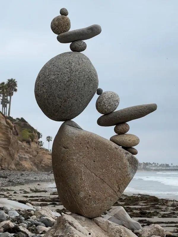 掌控平衡的神 老哥能把石头立到空中！网友：看看脚