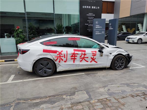 上海车展车顶维权女车主被判向特斯拉公开致歉 赔偿17余万元