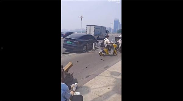 你支持禁止单踏板模式吗！官方通报特斯拉撞车致1死2伤 肇事司机被控制