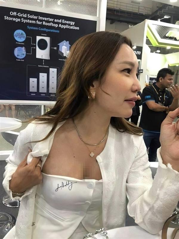 黄仁勋在女粉丝胸前衣服上签名引热议 网友：和英伟达股票一样疯狂