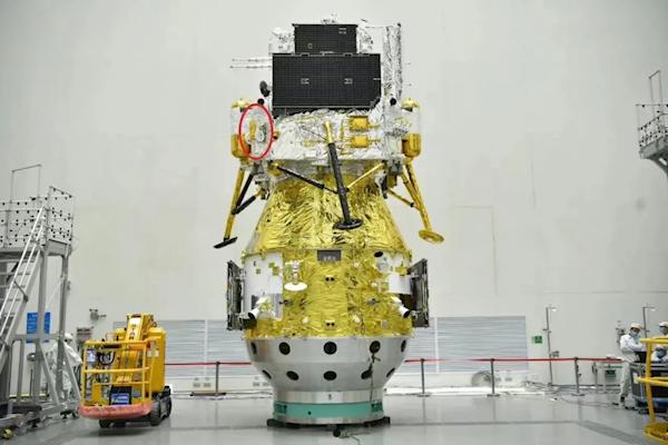 官方揭秘月球上嫦娥六号这张合影是谁拍的：带了月面自主智能微小机器人 全自动拍摄
