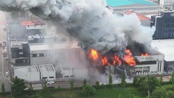 韩国电池厂大火监控视频曝光：锂电池冒烟后迅速爆燃
