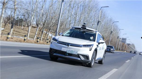 商业化运营新的一步 北京自动驾驶无人车接送机不免费了