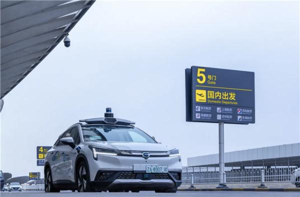 商业化运营新的一步 北京自动驾驶无人车接送机不免费了