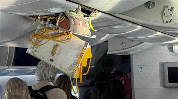 国外一航班遇湍流：顶棚掉落、有旅客被震进行李架